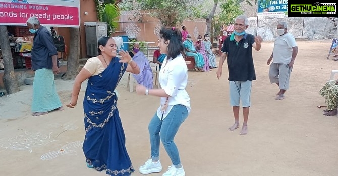 Madhavi Latha Instagram - Distributed blankets and fruits @oldagehome