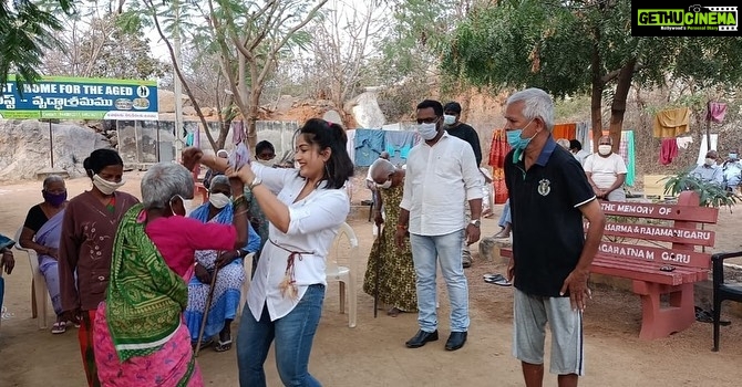 Madhavi Latha Instagram - Distributed blankets and fruits @oldagehome
