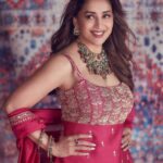 Madhuri Dixit Instagram - Be your own reason to smile 😊 #WorkingWednesday #WednesdayWisdom