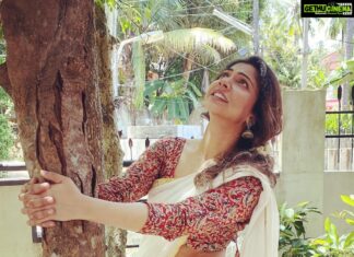 Madonna Sebastian Instagram - Pose cheyyaam pakshe vallom veeezho!? #onam #onamvanne Courtesy @_robydan_