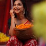 Madonna Sebastian Instagram - One beautiful morning… 📸 @jiksonphotography Mua @touchbysire @sija_rajan @reshmi_.sreedharan @_priyank_in @raimesdesignerboutique @antegra_diaries #traditional #saree #flowermarket #india