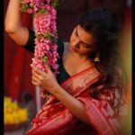 Madonna Sebastian Instagram - That fine day 📸 @jiksonphotography Mua @touchbysire @_priyank_in @raimesdesignerboutique @antegra_diaries #traditional #saree #flowermarket #india