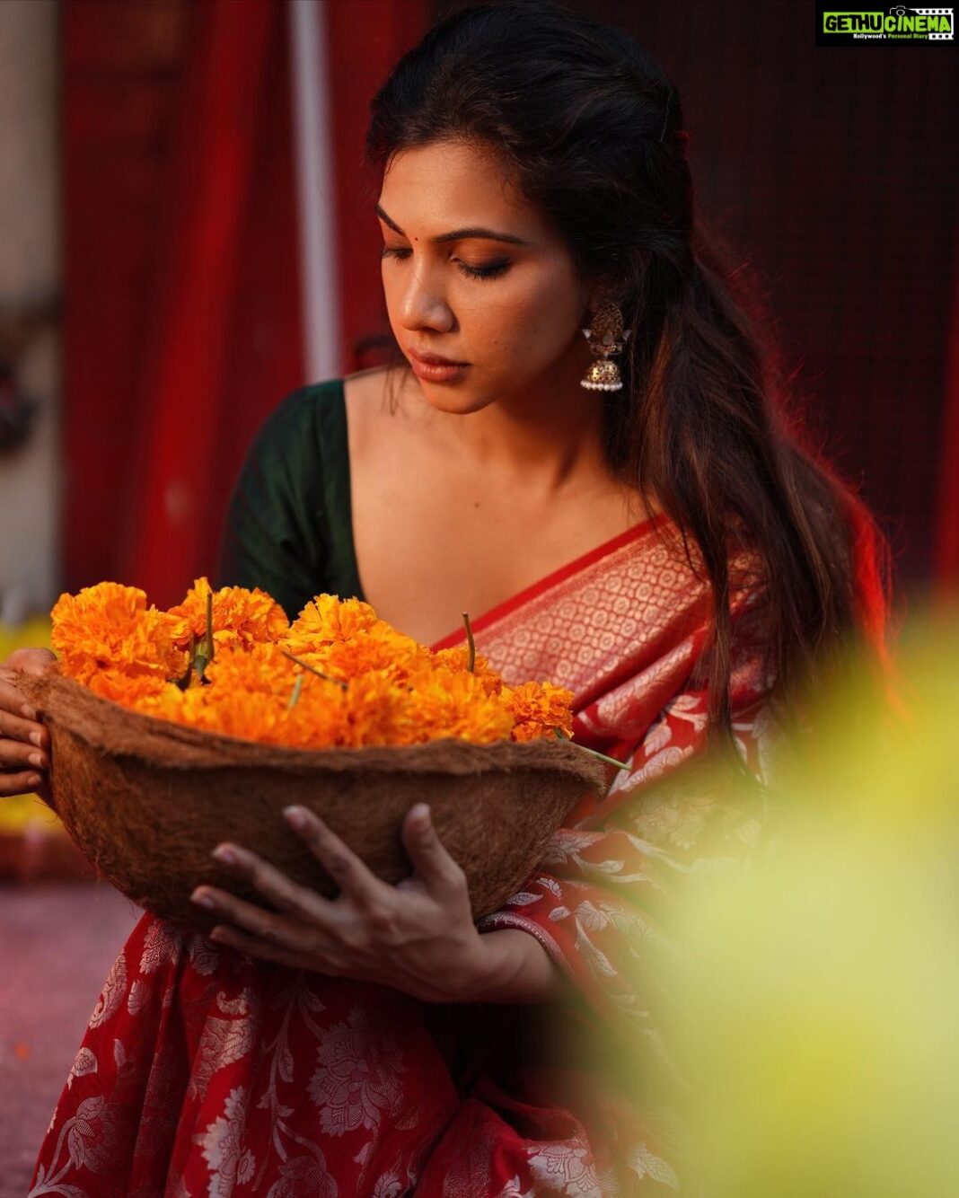 Madonna Sebastian Instagram - One beautiful morning… 📸 @jiksonphotography Mua @touchbysire @sija_rajan @reshmi_.sreedharan @_priyank_in @raimesdesignerboutique @antegra_diaries #traditional #saree #flowermarket #india