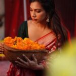 Madonna Sebastian Instagram - One beautiful morning… 📸 @jiksonphotography Mua @touchbysire @sija_rajan @reshmi_.sreedharan @_priyank_in @raimesdesignerboutique @antegra_diaries #traditional #saree #flowermarket #india