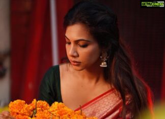 Madonna Sebastian Instagram - One beautiful morning… 📸 @jiksonphotography Mua @touchbysire @sija_rajan @reshmi_.sreedharan @_priyank_in @raimesdesignerboutique @antegra_diaries #traditional #saree #flowermarket #india