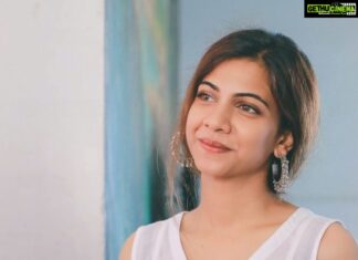 Madonna Sebastian Instagram - Those gorgeous earrings from @raimesdesignerboutique 😘 This is exactly how I like it. Simple but powerful😉. #indianfashion #white #simplewhite