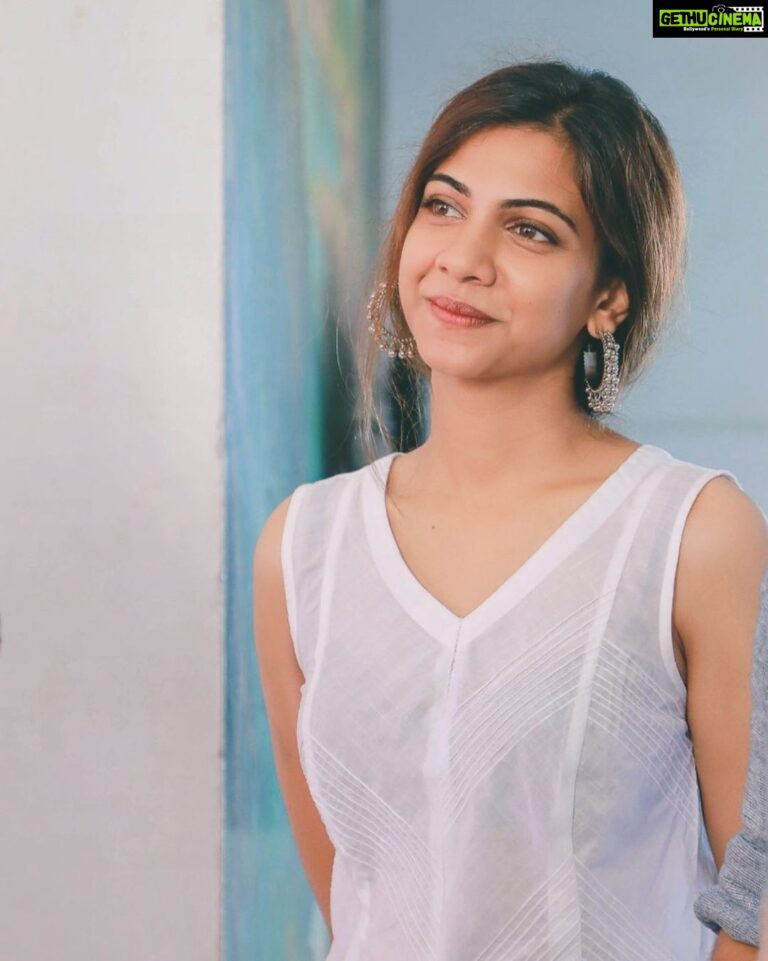 Madonna Sebastian Instagram - Those gorgeous earrings from @raimesdesignerboutique 😘 This is exactly how I like it. Simple but powerful😉. #indianfashion #white #simplewhite