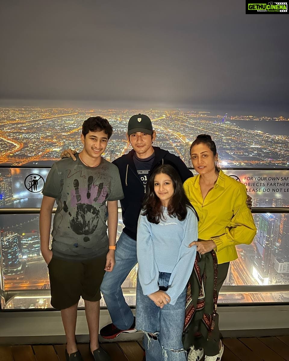 Mahesh Babu Instagram - Trust the magic of new beginnings! Be happy, be kind, be grateful! Happy New Year #2022! Stay safe everyone. Love you all ❤️🤗 Burj Khalifa