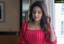 Mahima Nambiar Instagram - “I’m the reason why I smile everyday 🤍 “ Wearing : @houseoffett Earrings : @forever21 PC 📸 : @prathapchristopher @chennaimemes #selflove #newyear #goodvibesonly #positivity #iloveme #smile #happyme #wakeuptodressup #poser