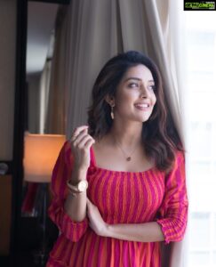 Mahima Nambiar Instagram - “I’m the reason why I smile everyday 🤍 “ 
Wearing : @houseoffett 
Earrings : @forever21 
PC 📸 : @prathapchristopher 
@chennaimemes 

#selflove #newyear #goodvibesonly #positivity #iloveme #smile #happyme #wakeuptodressup #poser