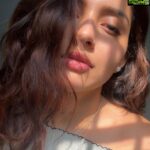 Mahima Nambiar Instagram - “She is not sun kissed. She kisses the sun” #ikissedthesun #bareskin #nomakeup #sunshine #sunkissed #sunandmore #wakeuptoshine #messyhair #goodmorning #chubbycheeks