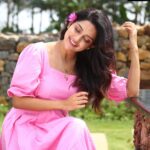 Mahima Nambiar Instagram - 🌸 Good Morning 🌸 📸 @stillsrajprabhu #morningvibes #itsabeautifulday #riseandshine #smile #pinkdress #pinkflowers #goodmorning #poser #hills #goodhairday #kollihills #kollimalai Kolli Hills