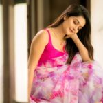 Mahima Nambiar Instagram - 🌸 📸 : @camerasenthil 👗: @ivalinmabia 💄: @keerthana_makeup_and_hair Co ordination by @rrajeshananda #sareelove #pink #womaninpink #traditionalwear #sareelover