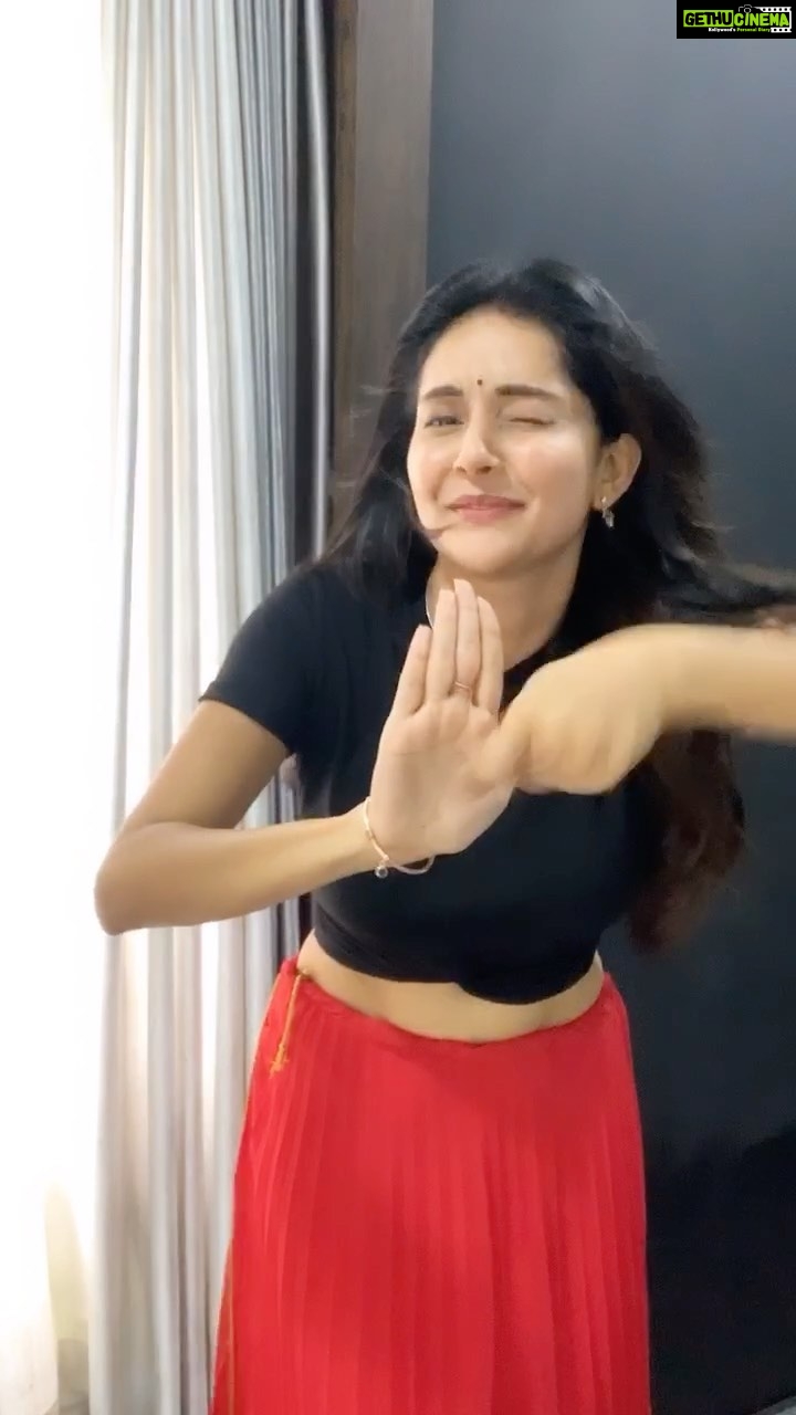 Mahima Nambiar Instagram - 🤪🙈 #thudakkammangalyam #dancetherapy #justforfun #timepass #instareels #instagood