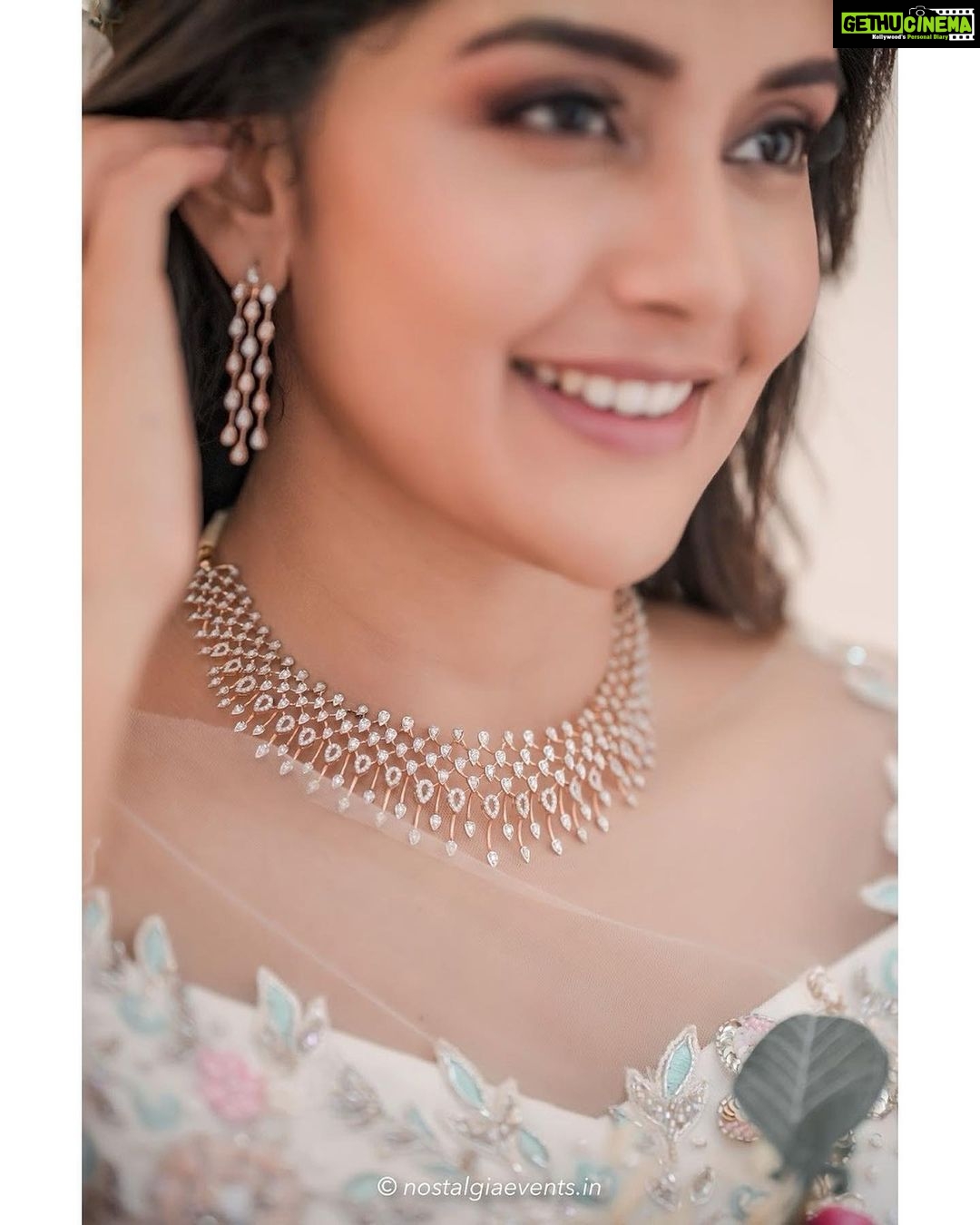 Mahima Nambiar Instagram - π Outfit: @thunnal Jewelry : @amaera_jewels MUA : @makeupartist_jyotibutola Bouquet : @sumamsflorals Decor : @nikhilfrancisncompany & @innovative_decor_propsrentals Location : @bruntonboatyard_cghearth Photography & Videography : @nostalgiaevents.in @dop_bobby @stories_by_ajin_tom