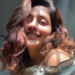 Mahima Nambiar Instagram – “She is not sun kissed. She kisses the sun”
#ikissedthesun #bareskin #nomakeup #sunshine #sunkissed #sunandmore #wakeuptoshine #messyhair #goodmorning #chubbycheeks