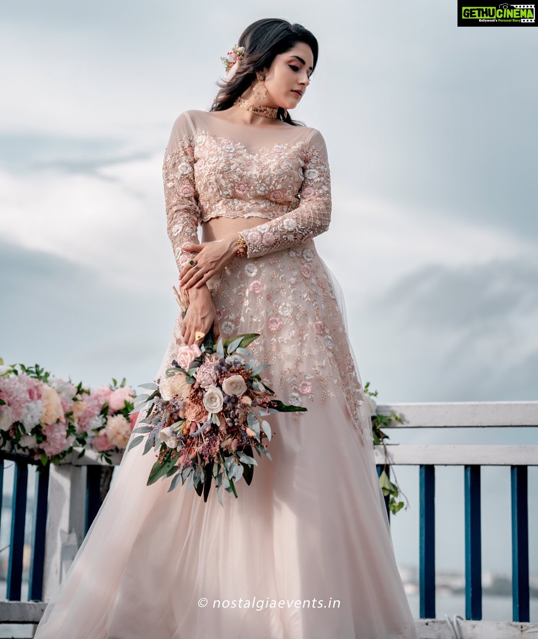 Mahima Nambiar Instagram - A wedding series by @thunnal 🌟 In love with their new collection 😍 Had great fun working with the team !! You guys are sooo good ✌🏼 Outfit : @thunnal Jewelry: @amaera_jewels MUA: @makeupartist_jyotibutola Bouquet: @sumamsflorals Decor : @nikhilfrancisncompany & @innovative_decor_propsrentals Location: @bruntonboatyard_cghearth Photography & videography: @nostalgiaevents.in DOP : @vivek_t_venu @arunashokanphotography