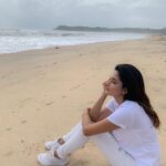 Mahima Nambiar Instagram - Dance with the waves, move with the sea. Let the rhythm of the water set your soul free !! 🌊 Pc : @vidyapalat 😘 #beachday #vitc #sun #waves #sea #wholebeachtomyself #emptybeachesarethebest #freesoul #sunny #hot