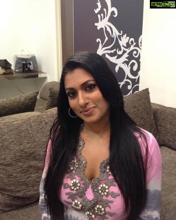 Malavika Instagram - Life isn't perfect, but your hair can be👸🏼