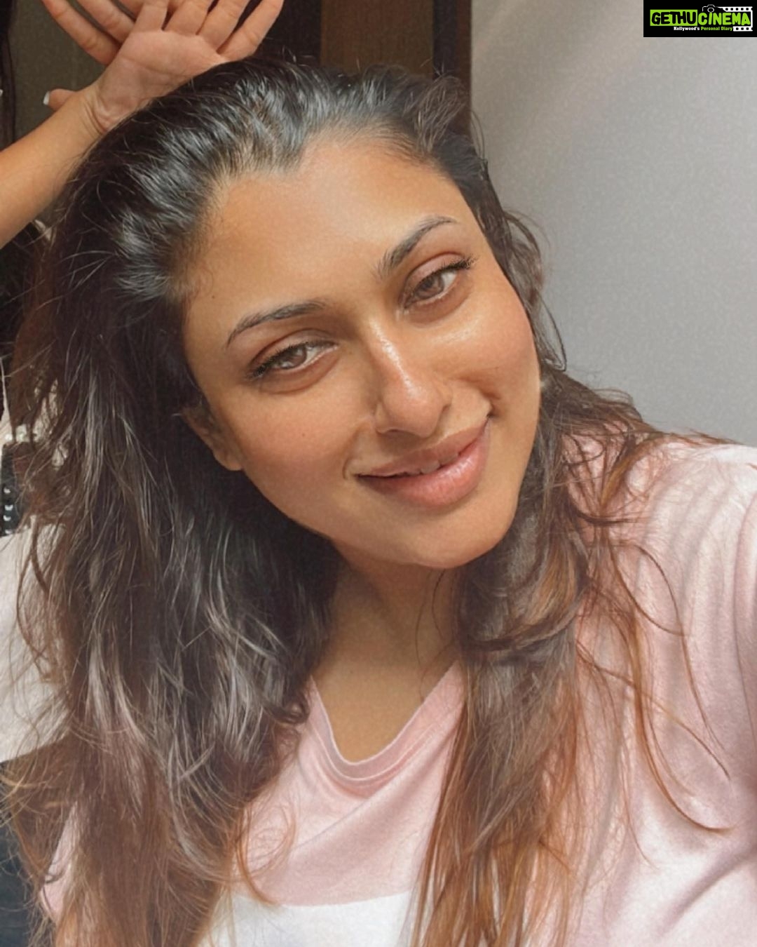 Malavika Instagram - Let’s talk about filters🥰💯 I have no issues with filters and people using them. I actually quite like them cause they’re a bit of fun💋 BUT.. people need to remember that it’s not real. The blurred skin, big pout and thin nose are great, as long as people remember that it is a filter, and the person does not actually look like that. You are beautiful without a filter too!❤️ Good fun, but not real life. Happy Tuesday🌻 #tuesdaythought #funwithfilters #youareenough