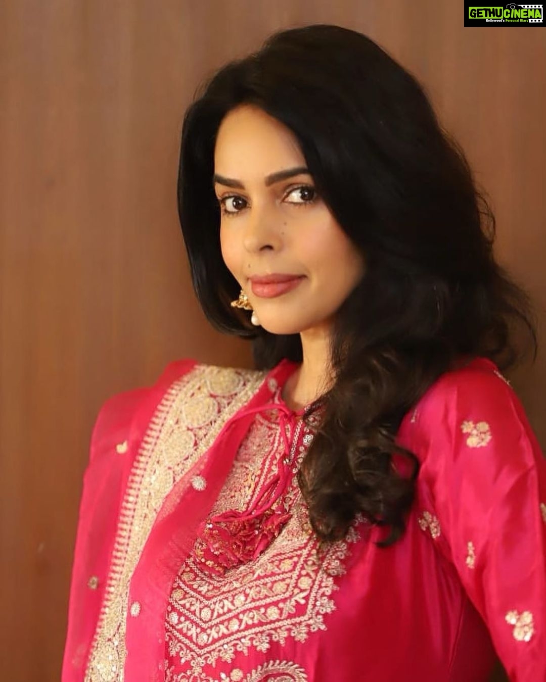 Mallika Sherawat Instagram - Feeling beautiful πΉ π @gopivaiddesigns πΈ @dattaramkaudare . . . . . . . #gopivaid #gopivaiddesigns #designindia #indiandesigner #indiandesign #indianfashion #indianoutfits #fashionindian #indianfashionbrand #bollywoodfashion #bollywoodactresses #indianwear #designeroutfit #bollywoodfashiondiary #indianinfluencer #indianbrand #bollywoodfilm