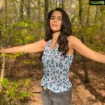 Mallika Sherawat Instagram - Love spending time in nature, प्रकृति से प्यार और उसकी देखभाल हमारे वेदों में लिखा है 🌳🌵🦚 . . . . . . #naturelover #gogreen💚 #weekendgetaway #natural #veganlife #saturdaythoughts #hikinggirl #autumnday #autumnvibes🍁