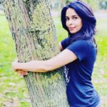 Mallika Sherawat Instagram – Hugging a tree is good for us. It increases levels of Oxytocin which is the happy hormone 😀 🌳

#mondaythoughts #mondaymood #weekdaybegins #naturelovers #peace #motherearth #greenlife #breatheinbreatheout #veganismo