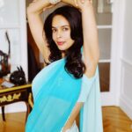 Mallika Sherawat Instagram – No Indian girl can ever say no to the magic of saree😍 

#sareeready #sareelove❤️ #indiangirls #sareeissexy #glamup #browngirls #mallikamagic #sundayfunday #sundaystyle #indianavatar #sareeloving