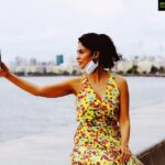 Mallika Sherawat Instagram - Believe in your 'SELFIE' ! 😎😋📸🤳 #midweekmusings #marinedrive #queensnecklace #mumbaimerijaan #morningshenanigans #morningwalk #peaceandlove #wednesdayvibes✌ #natureseekers