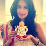 Mallika Sherawat Instagram – गणपति की ज्योति से नूर मिलता है सबके दिलों को सुरूर मिलता  हैजो भी जाता हैं गणपति के द्वारकुछ न कुछ उन्हें जरूर मिल जाता है 

#ganpati  #ganpatibappamorya #loveandlight