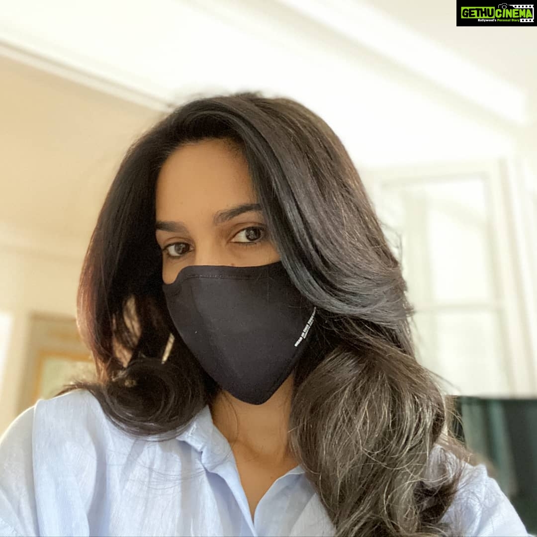 Mallika Sherawat Instagram - Kenneth Cole New York has come up with these stylish 100% cotton Masks - that are super soft, comfortable, reusable, and also affordable! Get your @kennethcolein Mask today & join me in their campaign - #WearinthisTogether - to spread awareness of staying safe in these trying times!! Follow @kennethcolein and order yours today, just like I did!! #StaySafe #kennethcolein #MaskIndia #Masks