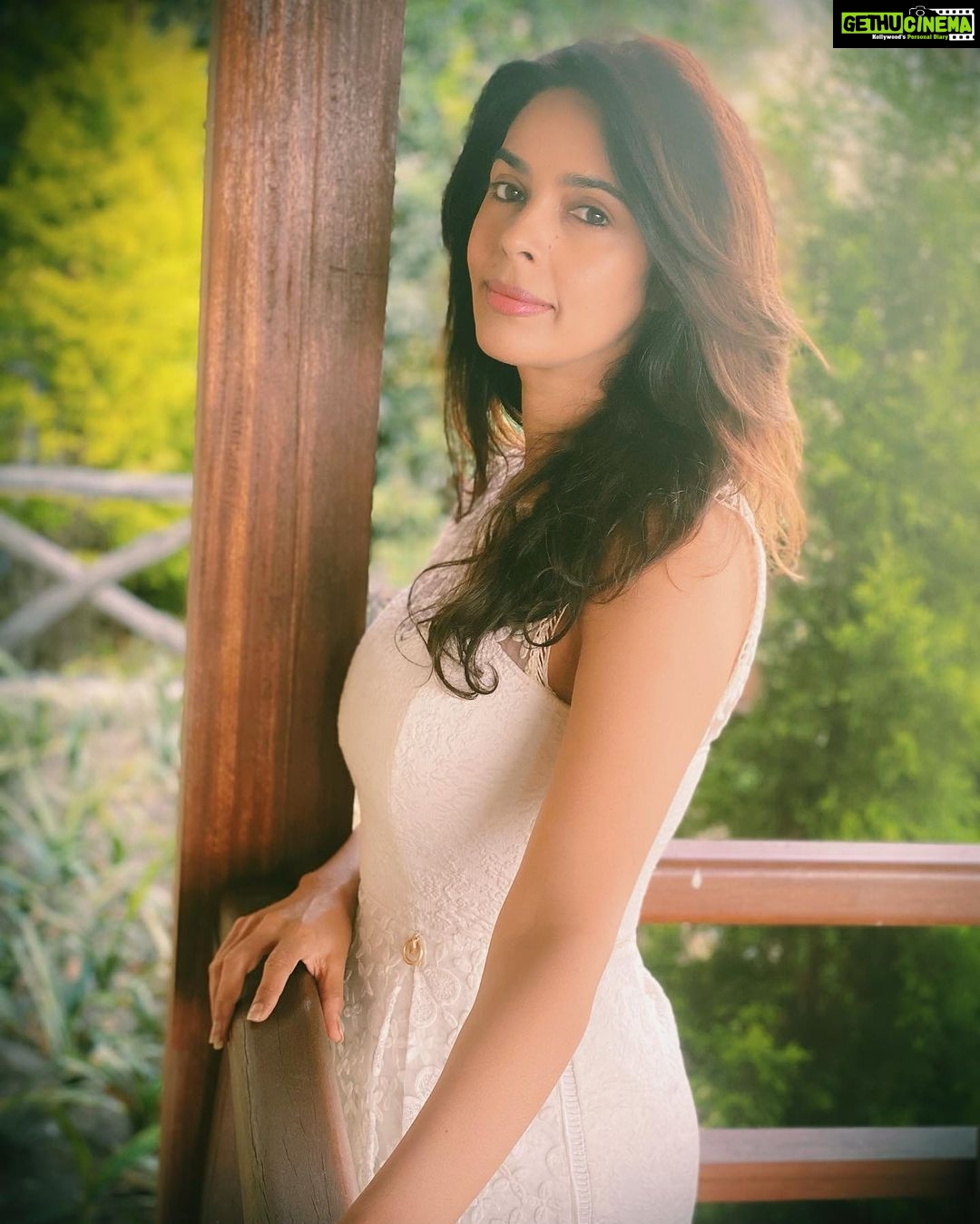 Mallika Sherawat Instagram - Love this place ☘️🌳🐝 . . . . . . . . . . #whitedress #elegant #classyoutfit #outfitgram #sayyestothedress #knowyourworth #lovethisplace #raiseyourvibration #romanticplace #peacefull #innerstrength #lookoftheday #styleoftheday #liveyourbestlife #goodenergy Darjeeling