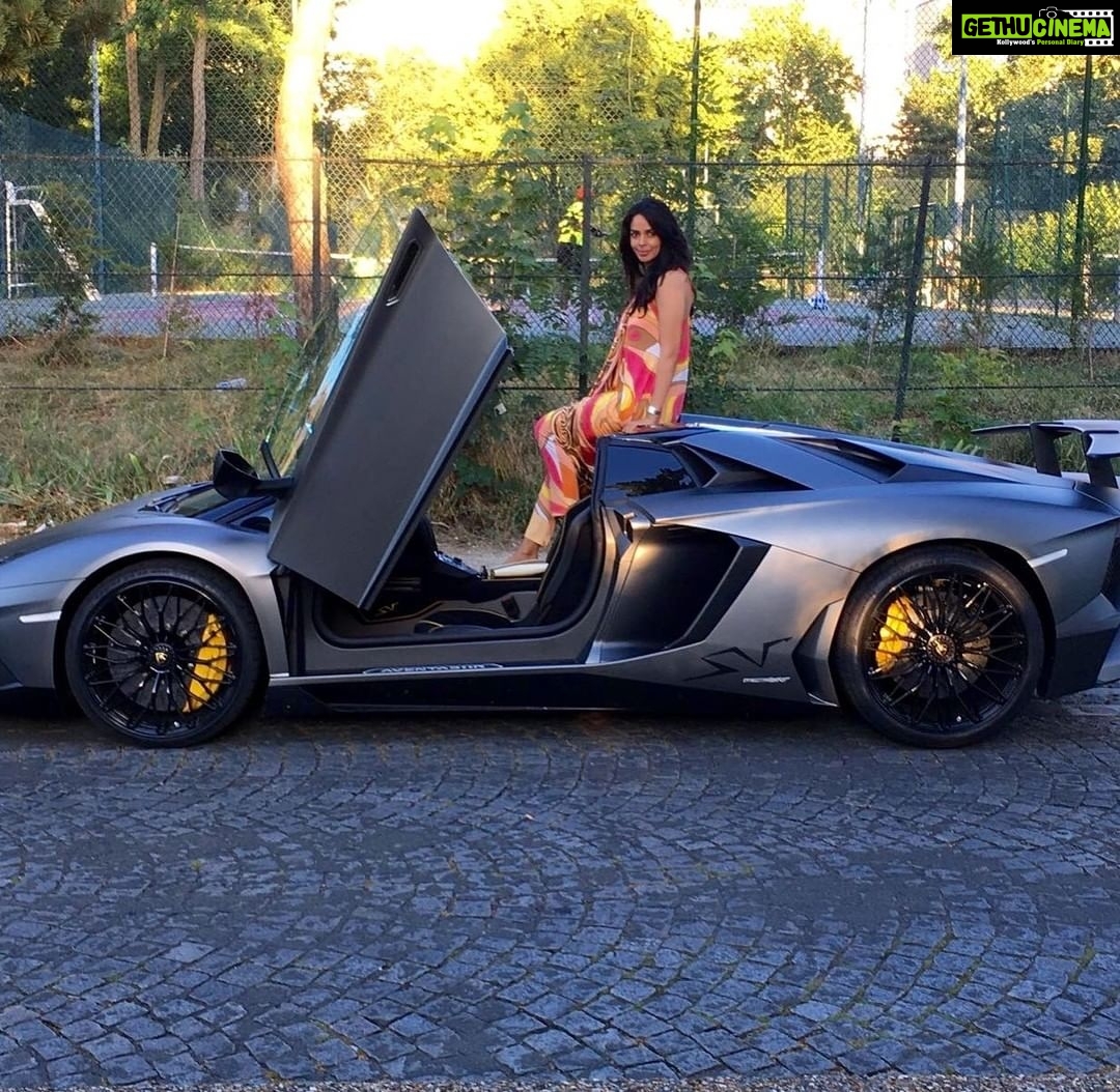 Mallika Sherawat Instagram - Missing the fun times 🚘 @lamborghini . . . . . . . . #lamborghini #lamborghiniaventador #funtime #throwback #liveinspired #happyplace #happyvibes #fastandfurious #fastcar #luxrycars #sportscar
