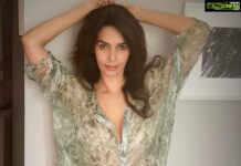 Mallika Sherawat Instagram - The best is yet to come ✨ . . . . . . . . . . #flowersoftheday #flowerlovers #alwayssmile #flowersoftheday #floralart #lovevibes