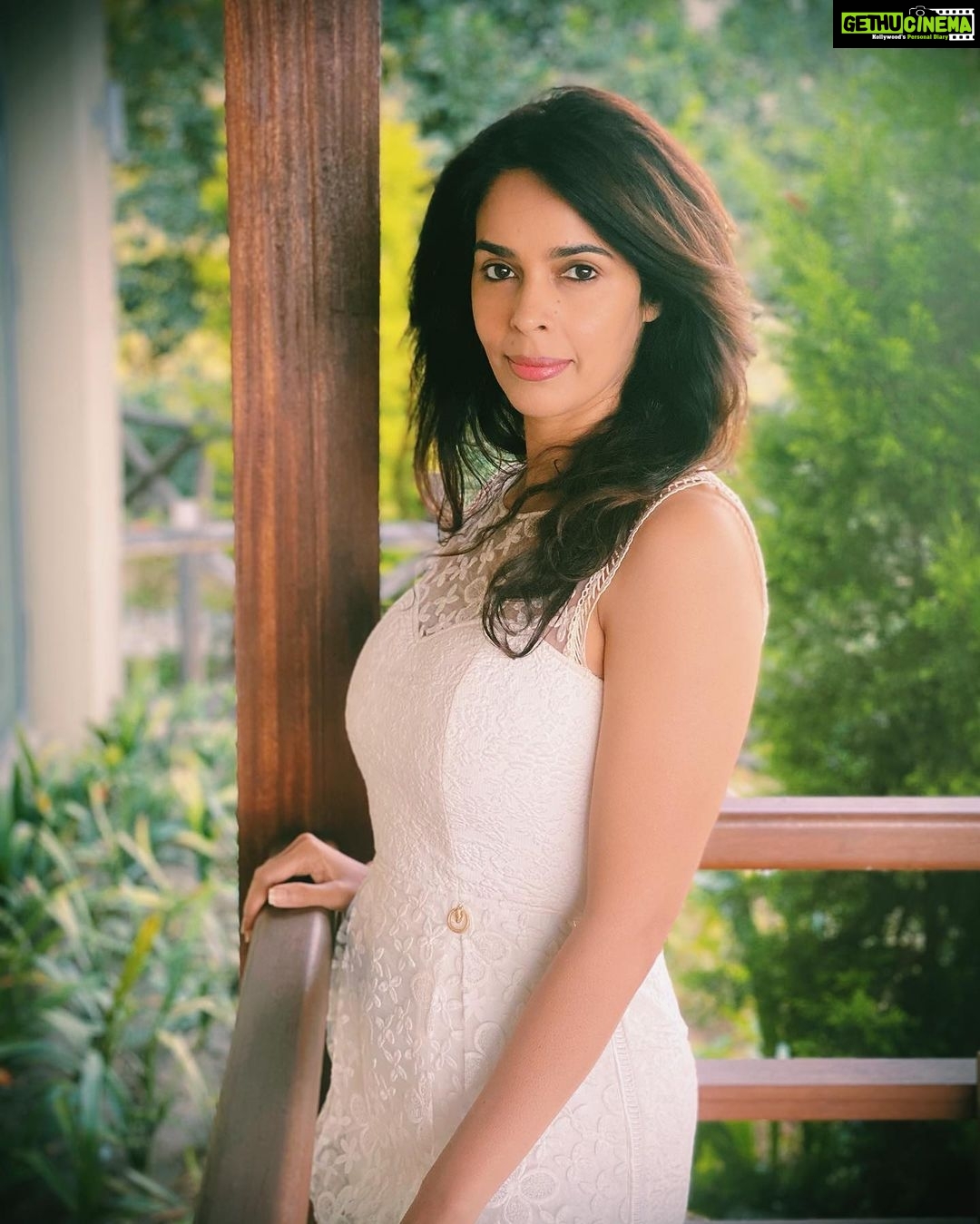 Mallika Sherawat Instagram - Love this place ☘️🌳🐝 . . . . . . . . . . #whitedress #elegant #classyoutfit #outfitgram #sayyestothedress #knowyourworth #lovethisplace #raiseyourvibration #romanticplace #peacefull #innerstrength #lookoftheday #styleoftheday #liveyourbestlife #goodenergy Darjeeling