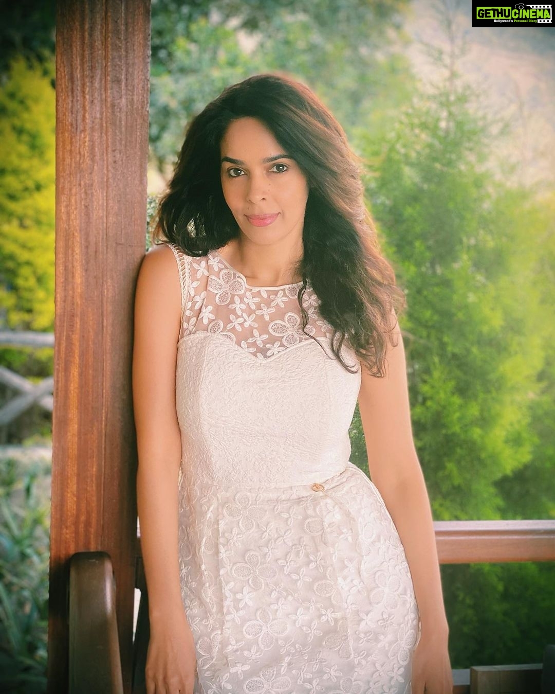 Mallika Sherawat Instagram - Love this place ☘️🌳🐝 . . . . . . . . . . #whitedress #elegant #classyoutfit #outfitgram #sayyestothedress #knowyourworth #lovethisplace #raiseyourvibration #romanticplace #peacefull #innerstrength #lookoftheday #styleoftheday #liveyourbestlife #goodenergy Darjeeling