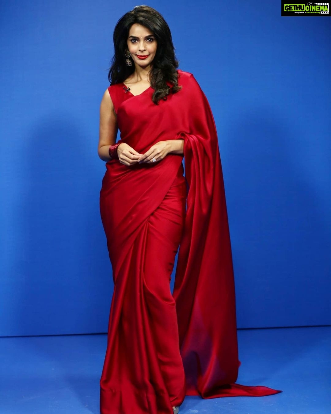 Mallika Sherawat Instagram - The saree affair continued.... Styled by @stylingbyvictor @sohail__mughal___ Accessories @rubansaccessories #sareelove #sareedraping #sareelover #sareeaffair😍 #indiangirls #indianlove #glamiator #mallikamagic #loveyourself