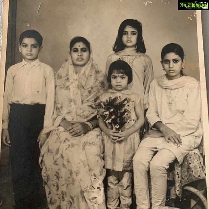 Mallika Sherawat Instagram - Major throwback, my naani with my mom and my 2 massi’s. Family ❤️ . . . . . . . . . . #throwback #throwbackthursday #throwback🔙 #familyphotography #vintagephotography #familylove❤️ #whitedress #indiaphotosociety #culturaldress #indianstyledresses #ethinicwear #ethniclook #traditionalshoot #traditionaldress #traditionalclothes #culturaldresses #vibes #determination #lovemycountry #beautifulearth #weremember #instamood #picoftheday #photooftheday #energyhealing #raiseyourvibration #inspire #positive #power #positivevibes Los Angeles, California