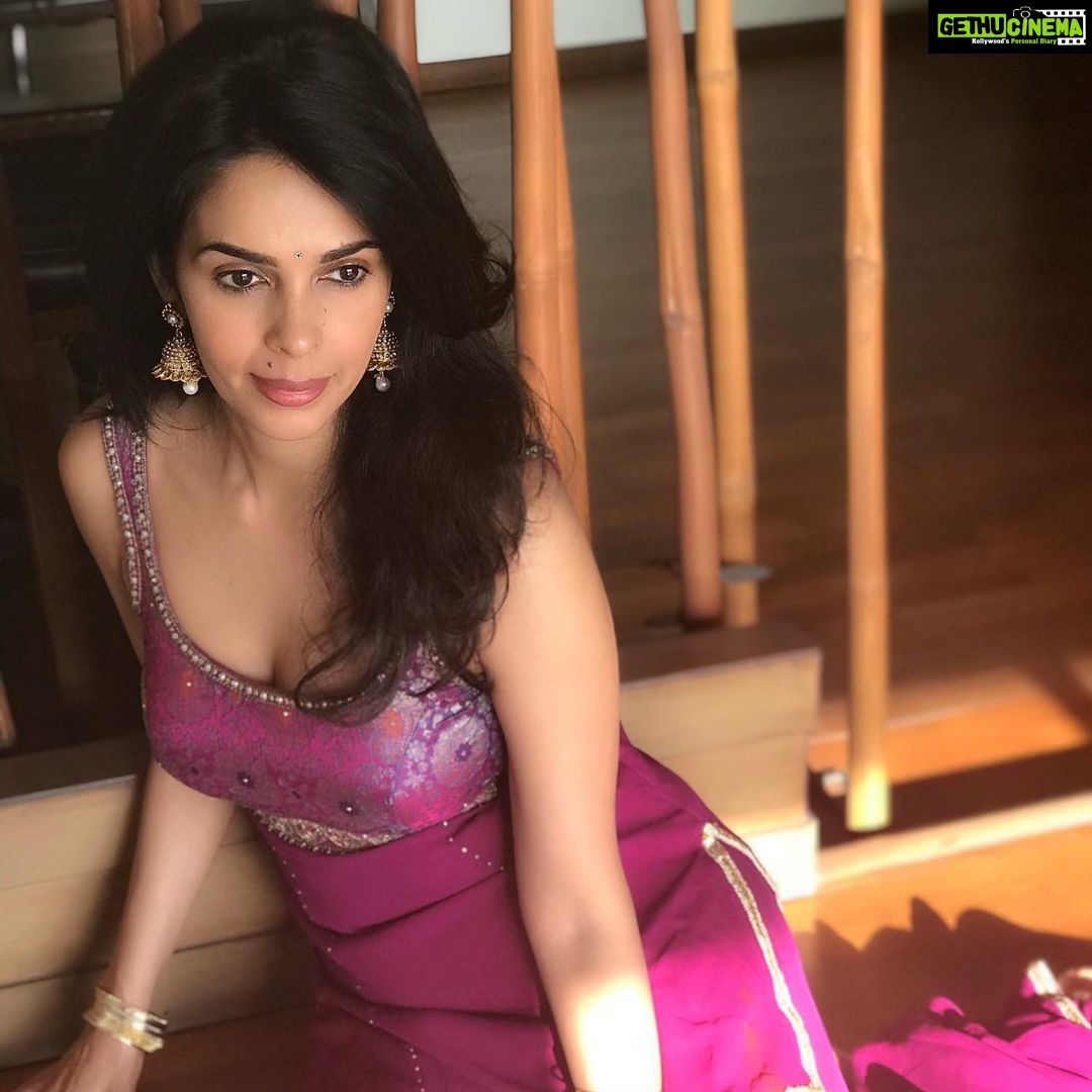 Mallika Sherawat Instagram - ๐บ๐บ . . . . . . . . . . . . . . . . . . . . #onthisday #alwayssmile #healthymind #alright #read #focus #itshappening #respect #better #confusion #eyeswideopen #worktime #nextproject #ilovemyteam #allset #alwayspositive #goodenergy #focustime #justathought #findyourjoy #changeiscoming #leadwithlove #innerpeace #inward #alliswell #spreadlove #thework #knowyourself #innerstrength #possibilities