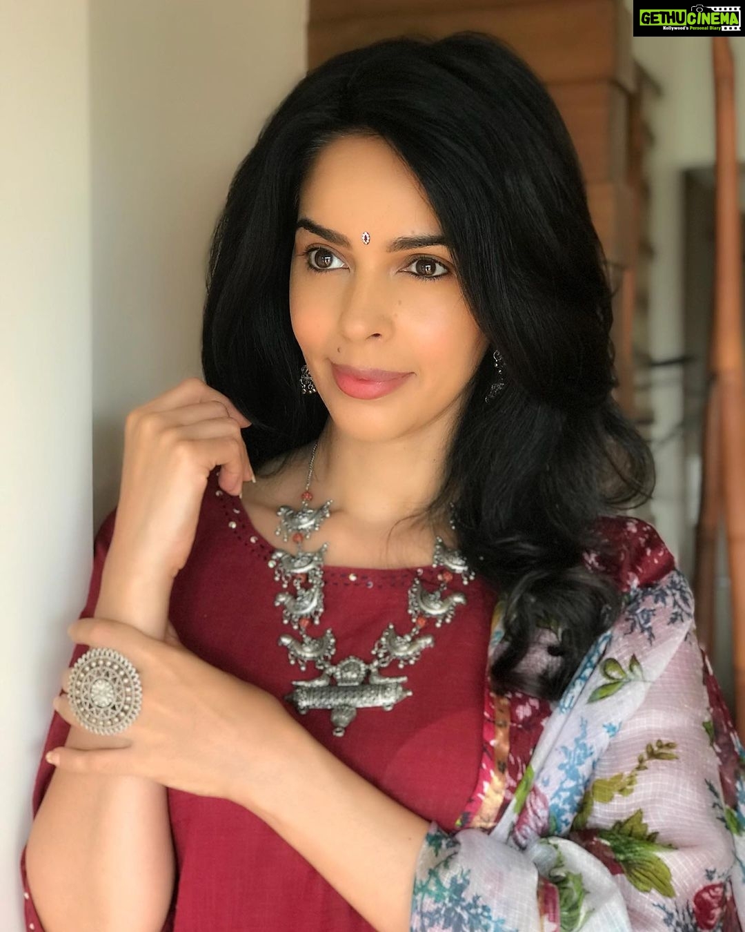 Mallika Sherawat Instagram - Do what makes you happy, be who makes you happy 🤩 . . . . . . . . . . . . . . . . . . . . #onthisday #alwayssmile #healthymind #alright #read #focus #itshappening #respect #better #confusion #eyeswideopen #worktime #nextproject #ilovemyteam #allset #alwayspositive #goodenergy #focustime #justathought #findyourjoy #changeiscoming #leadwithlove #innerpeace #inward #alliswell #spreadlove #thework #knowyourself #innerstrength #possibilities Mumbai - मुंबई