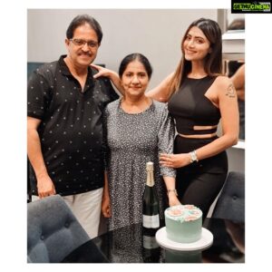 Mamta Mohandas Instagram - Happy Anniversary Dad & Mom
@mohandasnv @mohandasganga 

Thanks to @by.yas.j for this yummy cake that blooms of love 💕

#relationshipgoals #anniversary #cake #couple #parents