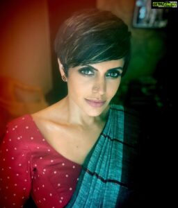 Mandira Bedi Instagram - Grateful to be back to work. Grateful for all the kindness that is coming my way. Grateful and blessed for the people in my life.. And oh so Grateful to be healthy and alive 🙏🏽❤️ 🧿
.
.
#shukr #beginagain #gratitude 🙏🏽❤️