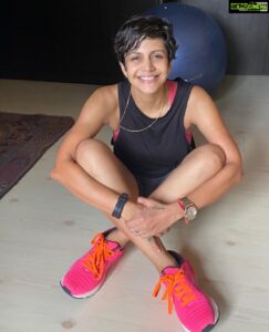 Mandira Bedi Instagram - When my little girl asks me to smile after some post workout endorphins are doing their thing.. how can I refuse.. ? 🥰
#beginagain #ilovemondays ❣️