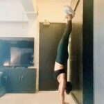 Mandira Bedi Instagram - My #10aday !! A part of my routine everyday. Sometimes 10, sometimes 20. And some day I hope I will be able to do a nice long one. With no wall. But no hurry. No pressure ! 😊🤟🏽 Oh and I sped these up, only so as not to get into #igtv 🤪 #handstand #karmkarophalkichintamatkaro