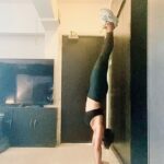 Mandira Bedi Instagram – My #10aday !! A part of my routine everyday. Sometimes 10, sometimes 20. And some day I hope I will be able to do a nice long one. With no wall.  But no hurry. No pressure ! 😊🤟🏽
Oh and I sped these up, only so as not to get into #igtv 🤪 #handstand #karmkarophalkichintamatkaro