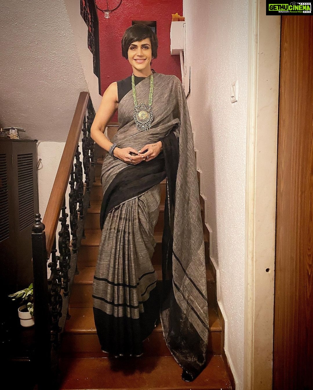 Mandira Bedi Instagram - The other night. In many shades of grey. 🖤🤍 . . Wearing @anavila_m @aquamarine_jewellery ❤️