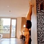 Mandira Bedi Instagram - Here’s wishing a strong, #brave morning to all of you. Only onwards, upwards and maybe upside downwards too !! 🙃👊🏽 . . Did 33 handstands today. These 11 were in a row.. feeling 👊🏽💥!!