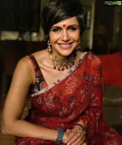 Mandira Bedi Instagram - Diwali and the festive month has been very difficult and dark for me.. But I am finally seeing the light again. The only way through it, is through it 🙏🏽
.
.
@priyadarshinirao @azotiique 🙏🏽❣️
