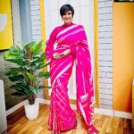 Mandira Bedi Instagram - I mean how beautiful is this Saree @palakshah ??? I💖🤪I absolutely LOVED wearing it for tonight’s episode of #thelovelaughliveshow on @romedynow / @timesnow .. The saree, the gorgeous blouse, the color.. all of it.. 😍🙏🏽💖 @ekayabanaras