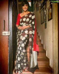 Mandira Bedi Instagram - Took my crew for a visit to the #Mandir and #Gurudwara and on this day, #NavVarsh , I wore a beautiful saree by my dear friend @palakshah of  @ekayabanaras